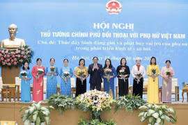 Thủ tướng Phạm Minh Chính tặng hoa phụ nữ khởi nghiệp tiêu biểu tham gia Đề án hỗ trợ phụ nữ khởi nghiệp giai đoạn 2017-2025. (Ảnh: Dương Giang/TTXVN)