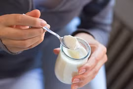 Vi khuẩn Lactobacillus có trong thực phẩm lên men và sữa chua có thể giúp cơ thể kiểm soát căng thẳng. (Ảnh: iStock)