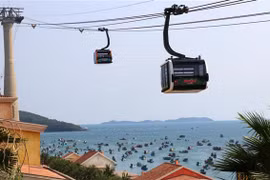 Cáp treo Hòn Thơm Phú Quốc phục vụ khách du lịch. (Ảnh: Lê Huy Hải/TTXVN)