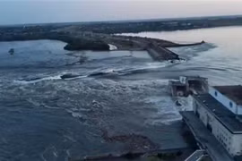 Đập thủy điện Kakhovka tại thị trấn Nova Kakhovka, miền Nam Ukraine bị vỡ, ngày 6/6/2023. (Ảnh: AFP/TTXVN)
