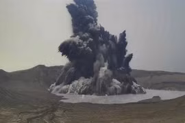 Núi lửa Taal phun trào, Philippines đóng cửa nhiều trường học 