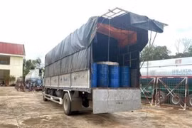 Xe và chất thải nguy hại bị các cơ quan chức năng tỉnh Đắk Nông tạm giữ, điều tra. (Ảnh: TTXVN phát)