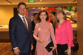 Phó Chủ tịch tỉnh Bình Phước Trần Tuyết Minh (giữa) gặp gỡ doanh nghiệp tại Australia. (Ảnh: Thanh Tú/TTXVN)