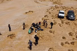 Người di cư bị mắc kẹt trên sa mạc tại khu vực Basher ở biên giới Libya-Tunisia, ngày 30/7/2023. Ảnh: THX/TTXVN 