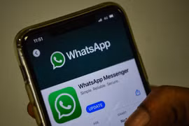 Biểu tượng của ứng dụng WhatsApp trên màn hình điện thoại. (Ảnh: AFP/TTXVN)