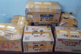 Hàng hóa vi phạm tại cửa hàng S.P được niêm phong để xử lý theo quy định. (Ảnh: TTXVN phát)