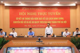 Chủ tịch UBND thành phố Hà Nội Trần Sĩ Thanh, Trưởng Ban Chỉ đạo Cải cách hành chính, chuyển đổi số thành phố Hà Nội chủ trì hội nghị. (Ảnh: Lâm Khánh/TTXVN)