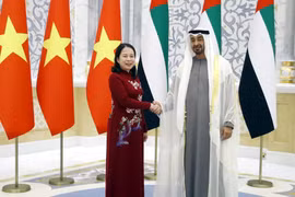 Tổng thống UAE Sheikh Mohamed bin Zayed đón Phó Chủ tịch nước Võ Thị Ánh Xuân. (Ảnh: Lâm Khánh/TTXVN)