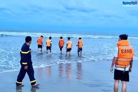 Quảng Ngãi: Một thanh niên đuối nước do bị sóng cuốn khi tắm biển