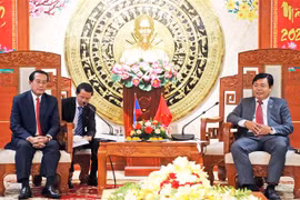 Bí thư Tỉnh ủy, Tỉnh trưởng tỉnh Khăm Muộn Vansay Phongsavan (bên trái) và Bí thư Tỉnh ủy, Chủ tịch HĐND tỉnh Cà Mau Nguyễn Tiến Hải tại buổi làm việc. (Ảnh: Huỳnh Anh/TTXVN)