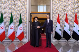Tổng thống Syria Bashar al-Assad (phải) và Tổng thống Iran Ebrahim Raisi (trái) tại cuộc gặp ở Damascus, Syria ngày 3/5/2023. (Ảnh: AFP/TTXVN)