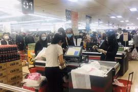 Người dân thanh toán mua hàng tại siêu thị Vinmart. (Ảnh: Trần Việt/TTXVN)