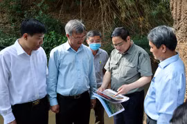 Thủ tướng trao đổi với lãnh đạo hai tỉnh Đồng Nai, Bình Phước tại khu vực suối Mã Đà khi khảo sát quy hoạch, hướng tuyến một số tuyến giao thông trọng điểm ngày 20/3/2022. (Ảnh: VGP)