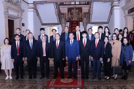 Chủ tịch UBND Thành phố Hồ Chí Minh Phan Văn Mãi và ông Jonathan Choi, Chủ tịch Tập đoàn Sunwah, Hong Kong (Trung Quốc) cùng các đại biểu chụp ảnh lưu niệm. (Ảnh: Xuân Khu/TTXVN)