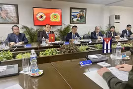 Đoàn đại biểu cấp cao Bộ Công an do Thiếu tướng Nguyễn Văn Long, Ủy viên Đảng ủy Công an Trung ương, Thứ trưởng Bộ Công an dẫn đầu, hội đàm với Ủy viên Bộ Chính trị, Bộ trưởng Nội vụ Cuba, Trung tướng Lázaro Alberto Álvarez Casas. Ảnh: Mai Phương/TTXVN)