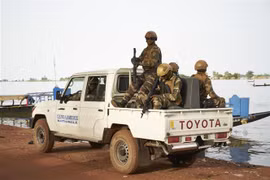 Binh sỹ Mali tuần tra tại Mopti, Mali. (Ảnh: AFP/TTXVN)