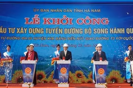 Các đại biểu bấm nút Khởi công Dự án đầu tư xây dựng tuyến đường bộ song hành Quốc lộ 21, tại xã Khả Phong, huyện Kim Bảng. (Ảnh: Thanh Tuấn/TTXVN)