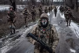 Quân nhân Ukraine tuần tra quanh căn cứ quân sự ở vùng Donetsk ngày 4/2/2023. (Ảnh: AFP/TTXVN)