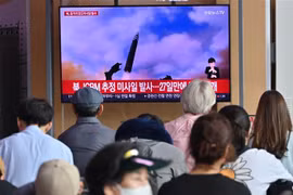 Người dân theo dõi bản tin về vụ phóng tên lửa của Triều Tiên trên truyền hình ở Seoul, Hàn Quốc, ngày 12/7/2023. (Ảnh: AFP/TTXVN)