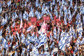 Biểu tình phản đối kế hoạch cải cách tư pháp tại Tel Aviv, Israel ngày 24/6/2023. (Ảnh: AFP/TTXVN)