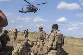 Máy bay trực thăng gặp nạn khi đang tham gia diễn tập sơ tán nạn nhân. (Nguồn: The Somali Guardian)
