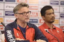 HLV trưởng đội tuyển U22 Việt Nam Philippe Troussier phát biểu tại họp báo. (Ảnh: Minh Quyết/TTXVN)