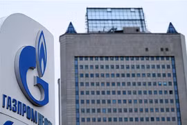 Biểu tượng Tập đoàn năng lượng Gazprom tại trạm xăng ở Moskva, Nga. (Ảnh: AFP/TTXVN)