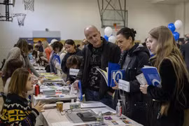 Người lao động tới Hội chợ việc làm tại một trung tâm ở New York, Mỹ. (Ảnh: AFP/TTXVN)
