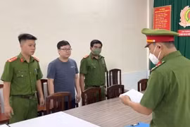 Công an thi hành quyết định với Nguyễn Tuấn Anh, Phó Trưởng Phòng Tàu sông, Cục Đăng kiểm Việt Nam. (Nguồn: Báo Sài Gòn giải phóng)