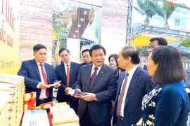  Các đại biểu tham quan trưng bày sách của Nhà xuất bản Chính trị quốc gia Sự thật. (Nguồn: Báo Quân đội Nhân dân)
