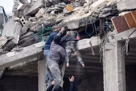 Giải cứu một em nhỏ ra khỏi đống đổ nát sau trận động đất ở thành phố Afrin, tỉnh Aleppo, Syria ngày 6/2/2023. (Ảnh: AFP/TTXVN)