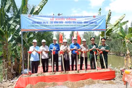 Lễ khởi công cầu Kênh 30/4 nối 2 ấp Vĩnh Bửu, xã Vĩnh Lại và ấp Võ Văn Be, xã Vĩnh Bửu, huyện Tân Hưng, Long An. (Ảnh: Đức Hạnh/TTXVN)
