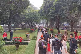 Khu di tích Văn Miếu-Quốc Tử Giám là điểm đến thu hút rất đông khách ngày đầu năm mới. (Ảnh: Đinh Thuận/TTXVN)