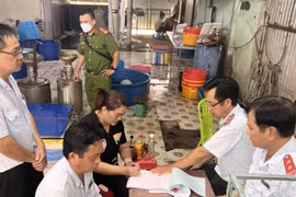Bạc Liêu: Bắt quả tang một cơ sở bơm tạp chất vào tôm sú nguyên liệu