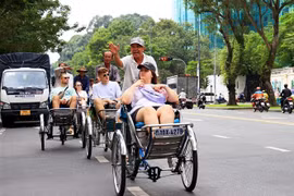 Du khách quốc tế khám phá Thành phố Hồ Chí Minh bằng xích lô. (Ảnh: Hồng Đạt/TTXVN)