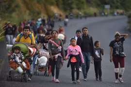 Người di cư, trong đó có nhiều trẻ em, di chuyển qua Oaxaca (Mexico) trong hành trình tới Mỹ, ngày 15/11/2021. (Ảnh: AFP/TTXVN)