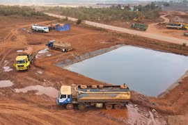 Các đơn vị đào hồ để lấy nước tưới tại công trình Sân bay Long Thành. (Ảnh: Công Phong/TTXVN)