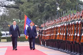 Thủ tướng Phạm Minh Chính và Thủ tướng Lào Sonexay Siphandone duyệt đội danh dự. (Ảnh: Dương Giang/TTXVN)