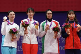 Võ sỹ Bạc Thị Khiêm (bìa phải) giành Huy chương Đồng môn Taekwondo, hạng cân 67 kg nữ tại tại ASIAD 2023 ở Hàng Châu, Trung Quốc, ngày 27/9/2023. (Ảnh: THX/TTXVN)