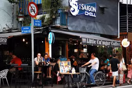 Khách quốc tế trải nghiệm không gian văn hóa trên "Phố Tây" Bùi Viện, phường Phạm Ngũ Lão, quận 1. (Ảnh: Hồng Đạt/TTXVN)