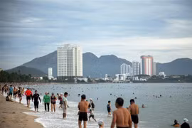 Bãi biển Nha Trang luôn tấp nập du khách. (Ảnh: Hồng Đạt/TTXVN)