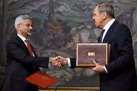 Ngoại trưởng Nga Sergei Lavrov (phải) và Ngoại trưởng Ấn Độ Subrahmanyam Jaishankar tại cuộc họp báo chung sau hội đàm ở Moskva ngày 27/12/2023. (Ảnh: AFP/TTXVN)