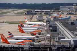 Máy bay của British Airways và Easyjet đậu tại Sân bay Gatwick, ở Crawley, Anh, ngày 25 tháng 8 năm 2021. (Nguồn: Reuters)