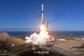 tên lửa đẩy Falcon 9 đưa vệ tinh trinh sát quân sự của Hàn Quốc bay vào quỹ đạo. (Nguồn: SpaceX/AP)