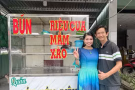Nghệ sỹ Ưu tú Ngọc Huyền ghé thăm quán bún riêu của Nghệ nhân Nhân dân Trường Út. (Ảnh: Ánh Tuyết/TTXVN)
