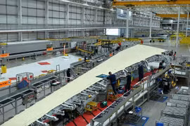 Các nhân viên làm việc tại bộ phận sản xuất cánh máy bay Airbus A350 tại nhà máy Airbus Broughton ở Chester, Anh, ngày 12/8/2022. (Nguồn: Reuters)