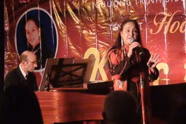 Ca sỹ Hoàng Lan và nghệ sỹ piano Olivier Salon tại buổi biểu diễn. (Ảnh: Lê Hà/Vietnam+)