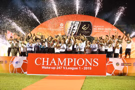 Hà Nội FC nhận cúp vô địch. (Nguồn: Vietnam+)