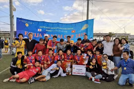 Đội bóng FC Kazoku vô địch FAVIJA KANSAI CUP 2019. (Ảnh: Thành Hữu/Vietnam+) 
