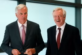 Bộ trưởng phụ trách vấn đề Brexit của Anh David Davis (trái) và Trưởng đoàn đàm phán Brexit của EU Michel Barnier. (Nguồn: AFP/TTXVN)